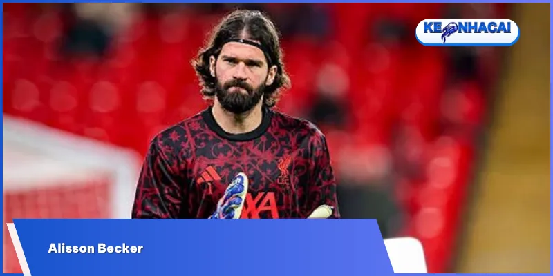 Alisson Becker xứng đáng góp mặt trong top 5 thủ môn đáng xem nhất nhờ phản xạ xuất sắc, sự ổn định và khả năng làm chủ vòng cấm